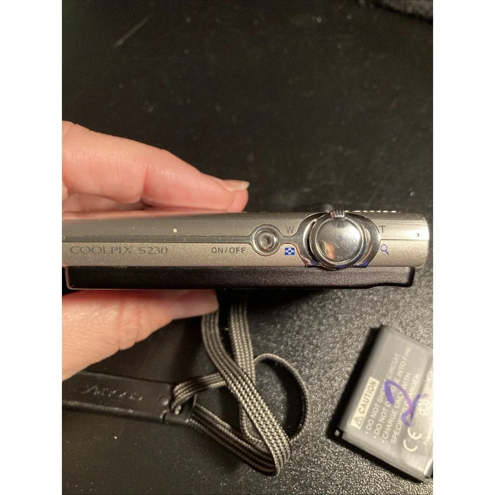 Nikon Coolpix S230 10MP - Silver -‎ w/ 4 Batteries!